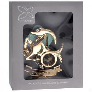 Zodiaka zīme MEŽĀZIS ar SWAROVSKI kristāliem, zelta pārklājums. Dāvanu iepakojumā. Izmērs 7*6*3 cm.